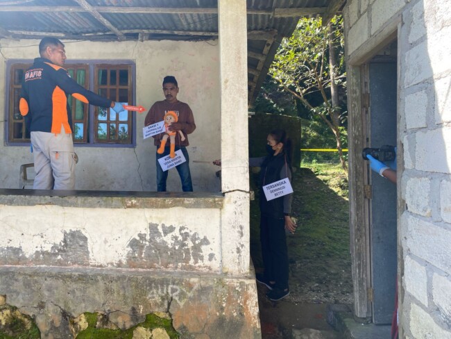 Petugas Polres Kupang memperagakan adegan rekonstruksi kasus KDRT di Desa Soba, Amarasi Barat, Kabupaten Kupang.