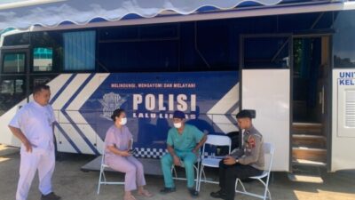 Petugas Satlantas melayani warga dalam kegiatan SIM Keliling di RSUD Komodo, Labuan Bajo.