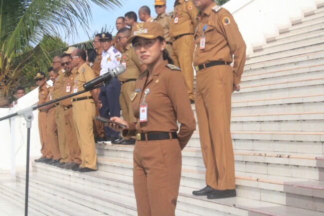 Wakil Bupati Kupang, Aurum Titu Eki, memberi arahan tegas kepada ASN saat memimpin apel kekuatan di halaman Kantor Bupati Kupang.
