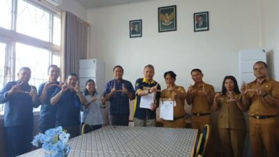 Kepala Dinas PUPR Kabupaten Kupang dan Dekan FST Undana menandatangani MoU kerja sama pengembangan Patung Kristus Memberkati di Aula FST Undana.