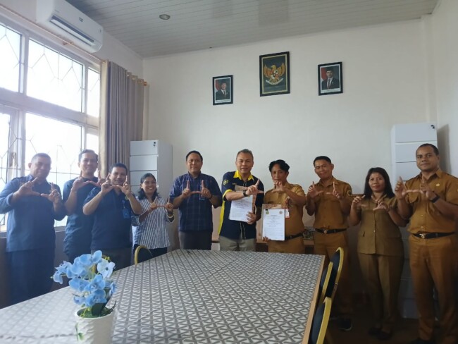Kepala Dinas PUPR Kabupaten Kupang dan Dekan FST Undana menandatangani MoU kerja sama pengembangan Patung Kristus Memberkati di Aula FST Undana.