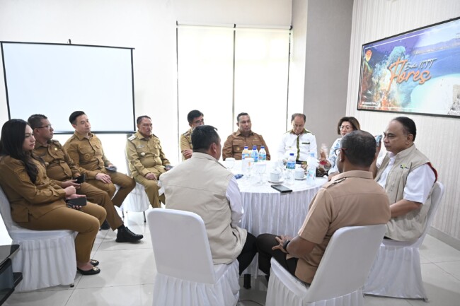 Rapat kerja Menteri Koperasi bersama kepala daerah se-daratan Timor membahas program Koperasi Desa Merah Putih.