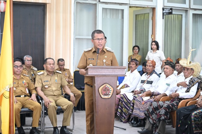 Bupati Kupang Yosef Lede mengukuhkan perwakilan Lembaga Adat Desa di Kantor Bupati Kupang, Selasa 15 April 2025.