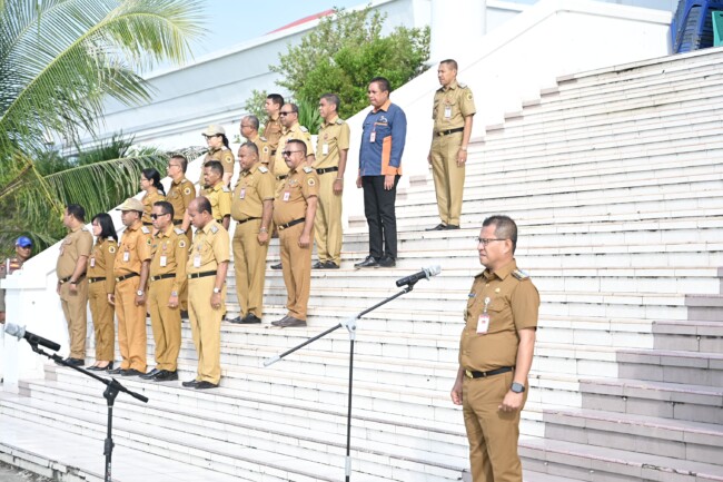 Bupati Kupang Yosef Lede memberikan amanat tegas saat apel pagi di halaman Kantor Bupati Kupang, Oelamasi, 15 April 2025.