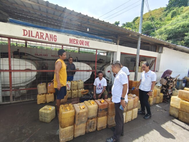 Petugas Polres Manggarai Barat melakukan sidak di SPBUN Labuan Bajo.