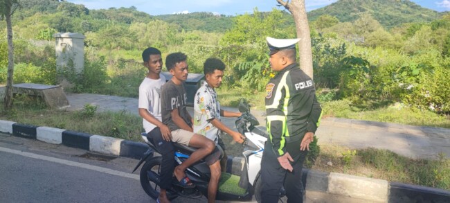 Tak Ada Libur untuk Keselamatan: Polisi Terus Tindak Pelanggar Lalu Lintas.