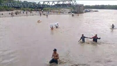 Medan berat yang dilalui petugas pemilu di Kupang, tanpa jaminan keselamatan yang memadai.