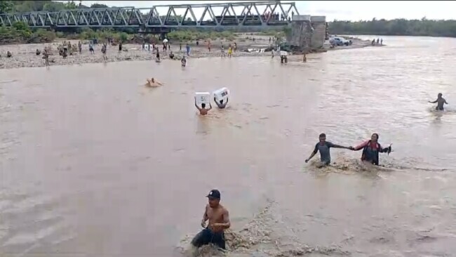Medan berat yang dilalui petugas pemilu di Kupang, tanpa jaminan keselamatan yang memadai.
