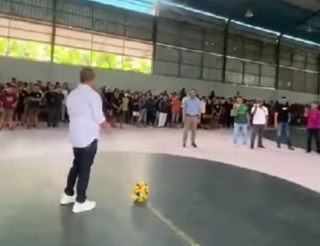 Foto. Tendangan Bola Bupati Kupang, Tandai Pembukaan Turnamen Futsal KKO CUP III.