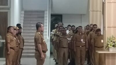 Bupati Kupang Yosef Lede memberikan arahan kepada ASN saat apel pagi di halaman Kantor Bupati Kupang, Selasa (8/4).