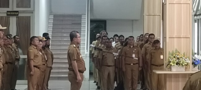 Bupati Kupang Yosef Lede memberikan arahan kepada ASN saat apel pagi di halaman Kantor Bupati Kupang, Selasa (8/4).