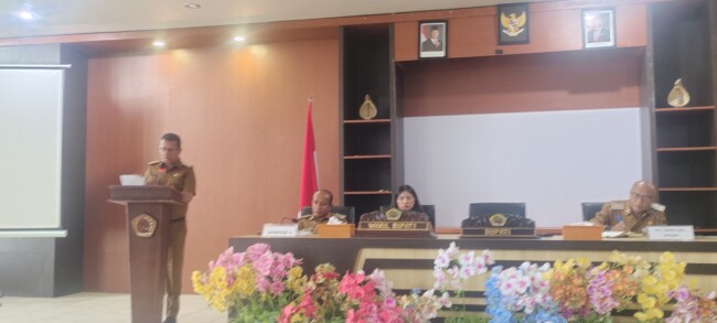 Bupati Kupang Yosef Lede memberikan sambutan saat membuka rapat koordinasi camat dan kepala desa di Kupang, 8 April 2025.