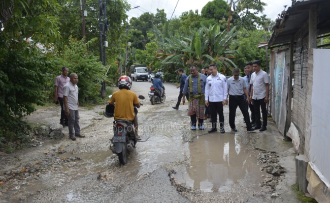 Wali Kota Kupang Christian Widodo meninjau jalan rusak di Kelurahan Maulafa bersama pejabat terkait.