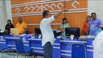 Bupati Kupang Yosef Lede meluapkan kemarahan saat sidak di kantor Disdukcapil, menyoroti praktik percaloan administrasi kependudukan.