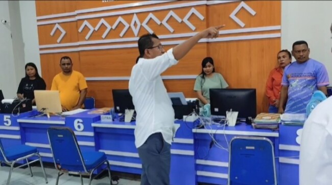 Bupati Kupang Yosef Lede meluapkan kemarahan saat sidak di kantor Disdukcapil, menyoroti praktik percaloan administrasi kependudukan.