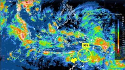 Citra satelit menunjukkan pergerakan Bibit Siklon Tropis 96S di wilayah tenggara Pulau Timor, NTT.