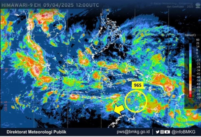 Citra satelit menunjukkan pergerakan Bibit Siklon Tropis 96S di wilayah tenggara Pulau Timor, NTT.