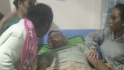 Tim evakuasi dan warga membantu korban kecelakaan laut di Puskesmas Sonraen, Kupang.