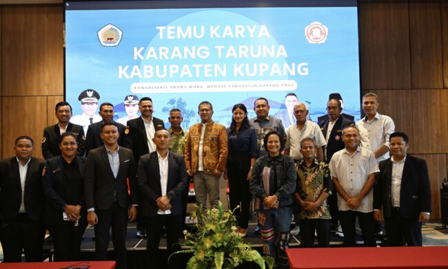 Bupati Kupang Yosef Lede membuka secara resmi Temu Karya Karang Taruna Kabupaten Kupang di Swiss Belinn Hotel Kupang, Minggu (13/4).