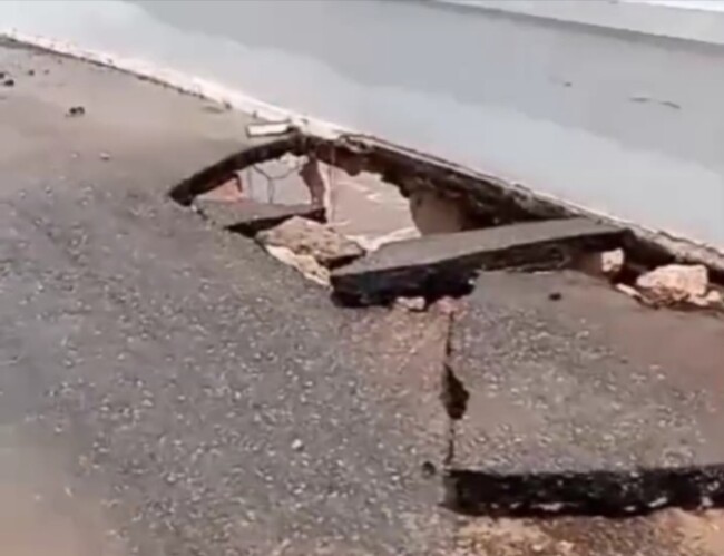 Gelombang tinggi menerjang Pelabuhan Hansisi di Pulau Semau, menyebabkan kerusakan parah pada jalan pelabuhan.