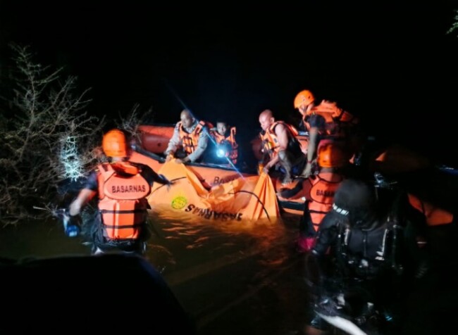 Foto. Tim SAR Gabungan Temukan Pelajar SMA di Kupang  yang Tenggelam di Embung Oefefu.