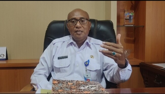 Plt. Sekda Marthen Rahakbauw menjelaskan proses pemeriksaan ASN di Kupang.