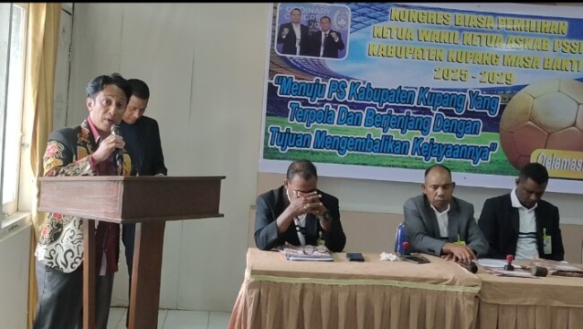 Teldy Sanam menyampaikan Sambutan penuh semangat usai terpilih sebagai Ketua Askab PSSI Kabupaten Kupang.