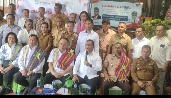 Foto. Menteri Koperasi RI bersama Gubernur NTT, Wakil Gubernur, dan Bupati Kupang saat kunjungan ke Koperasi Merah Putih Desa Penfui Timur.