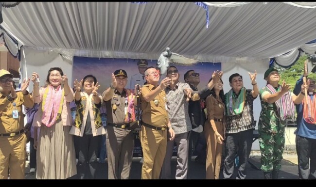 Prosesi Paskah Pemuda Kristen pertama di Kabupaten Kupang di depan GMIT Calvari Puluthie, simbol kebangkitan dan perdamaian.
