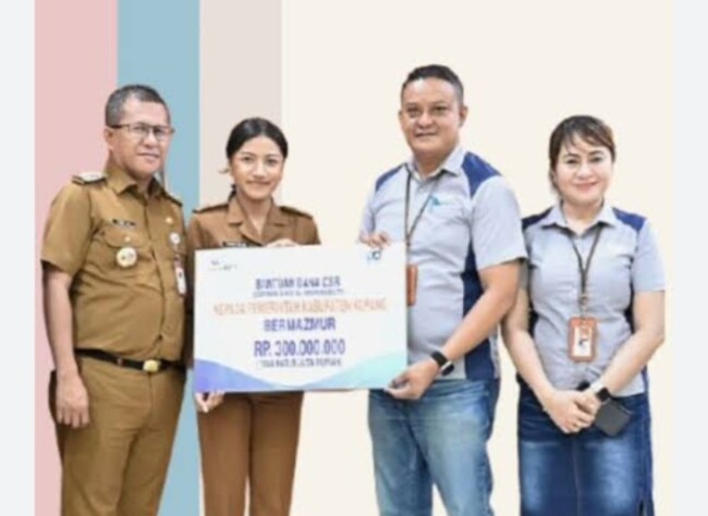 Penyerahan simbolis dana CSR Bank NTT kepada Bupati Kupang dalam acara resmi.