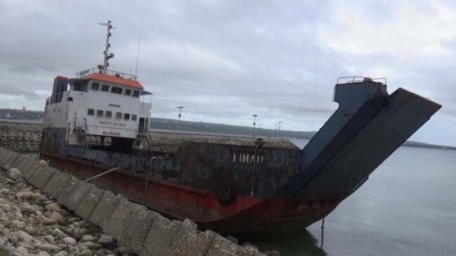 Kondisi Kapal Timau yang rusak parah dan mangkrak di pelabuhan Kupang.