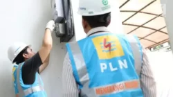 Ilustrasi pelanggan PLN mengakses aplikasi PLN Mobile untuk menikmati promo diskon tambah daya listrik 50% program Bangkit Lebih Terang.