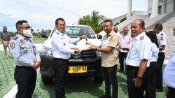 Bupati Kupang menyerahkan mobil hibah kepada BUMDes di Kabupaten Kupang.
