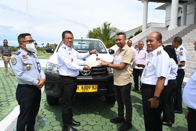 Bupati Kupang menyerahkan mobil hibah kepada BUMDes di Kabupaten Kupang.