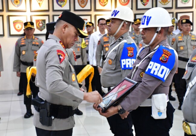 Upacara pemecatan Ipda Noldy Ballo secara simbolis oleh Kapolda NTT di Rupatama.