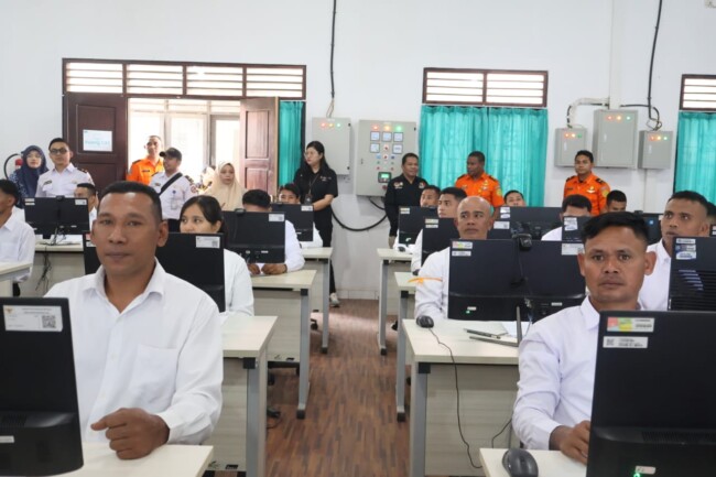 Peserta seleksi PPPK tahap II mengerjakan tes CAT di UPT BKN Kupang, 4 Mei 2025.