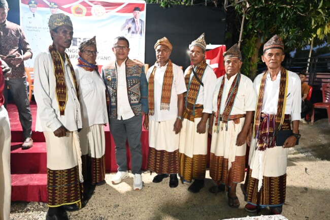 Forum dialog masyarakat tiga desa bersama Bupati Kupang membahas sengketa lahan Kawasan Industri Bolok.