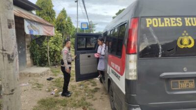 Mobil layanan pelajar Polres Kupang sedang mengantar siswa di jalur terpencil Nusa Tenggara Timur.