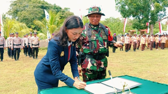 Upacara pembukaan TMMD ke-124 di Desa Uitao oleh Pemkab dan Kodim 1604/Kupang.