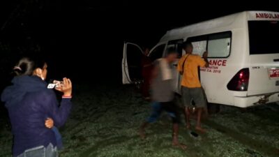 Ambulans terjebak di jalur berlumpur saat hujan deras dalam misi penyelamatan.
