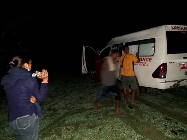 Ambulans terjebak di jalur berlumpur saat hujan deras dalam misi penyelamatan.