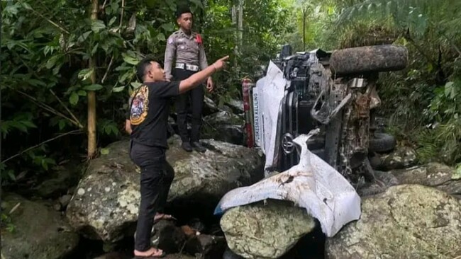 Gambar ambulans Puskesmas yang terguling di jurang Manggarai Timur Lokasi kejadian kecelakaan ambulans di Desa Gurung Liwut, Borong NTT Tim evakuasi membawa korban selamat ke RSUD Borong.