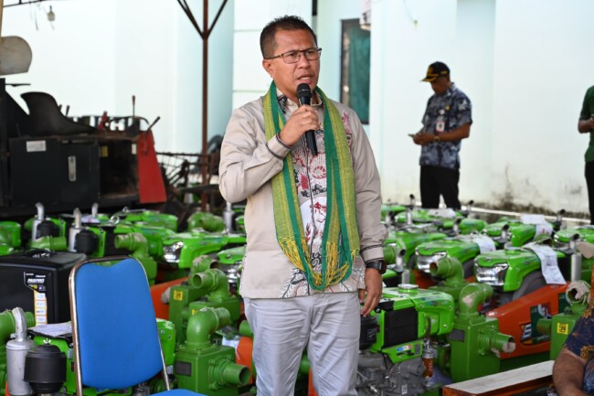 Bupati Yosef Lede menyerahkan hand traktor kepada petani Kupang – simbol modernisasi pertanian di NTT.