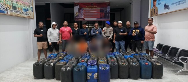 Petugas kepolisian menangkap pelaku pengangkutan BBM subsidi ilegal di Pantai Pede, Labuan Bajo menggunakan mobil pickup.