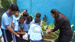 Wakil Wali Kota Kupang memberikan edukasi pilah sampah di sekolah.
