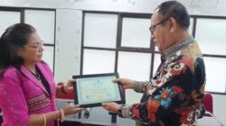 Menerima piagam penghargaan dari Asosiasi Guru Penulis Indonesia untuk Bupati Kupang bapak Yosef Lede, SH. Sebagai pejabat inspirator guru penulis dalam Agupena.