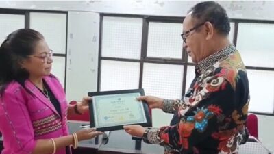 Menerima piagam penghargaan dari Asosiasi Guru Penulis Indonesia untuk Bupati Kupang bapak Yosef Lede, SH. Sebagai pejabat inspirator guru penulis dalam Agupena.