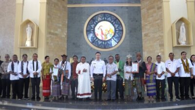 Suasana haru saat 31 pasangan dinikahkan secara agama dan hukum dalam nikah massal di Gereja Kolhua, Kupang.