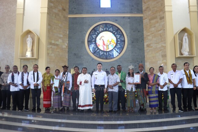 Suasana haru saat 31 pasangan dinikahkan secara agama dan hukum dalam nikah massal di Gereja Kolhua, Kupang.