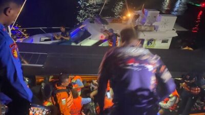 Tim SAR gabungan mengevakuasi penumpang kapal wisata KM. Wafil Putra yang kandas di perairan Pulau Padar, Labuan Bajo.
